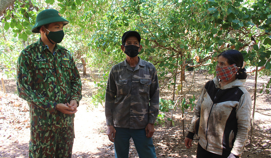  Thiếu tá Phan Trung Tình (bìa trái)-Chính trị viên phó Đồn Biên phòng Ia Nan trò chuyện với người dân làng Nú (xã Ia Nan). Ảnh: Phan Lài