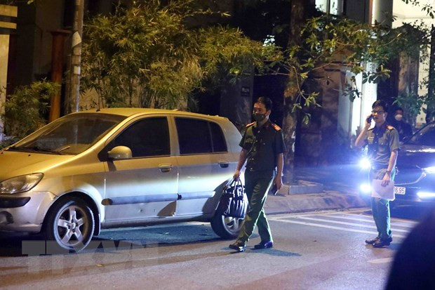 Lực lượng chức năng có mặt tại nhà riêng ông Trịnh Văn Quyết (Chủ tịch Hội đồng Quản trị Công ty Cổ phần Tập đoàn FLC). (Ảnh: Phạm Kiên/TTXVN) Lực lượng chức năng có mặt tại nhà riêng ông Trịnh Văn Quyết (Chủ tịch Hội đồng Quản trị Công ty Cổ phần Tập đoàn FLC). (Ảnh: Phạm Kiên/TTXVN)