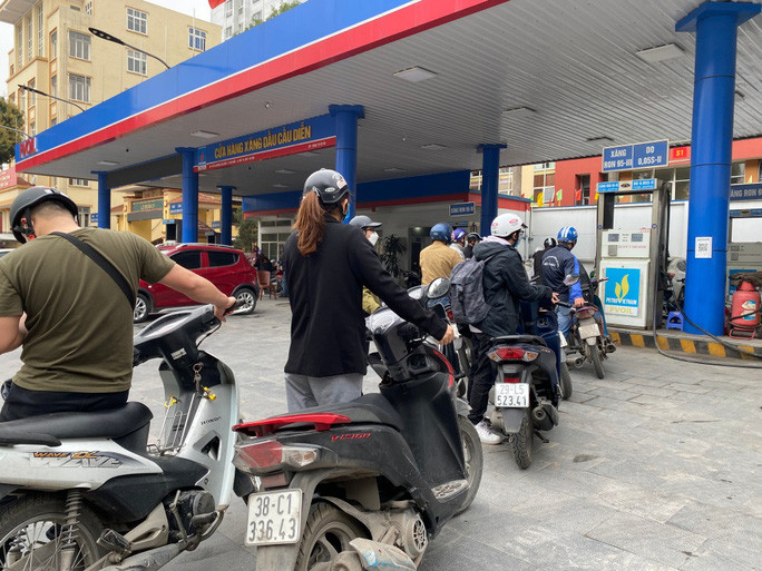 Người dân xếp hàng chở đổ xăng trước kỳ điều hành giá ngày 11-3