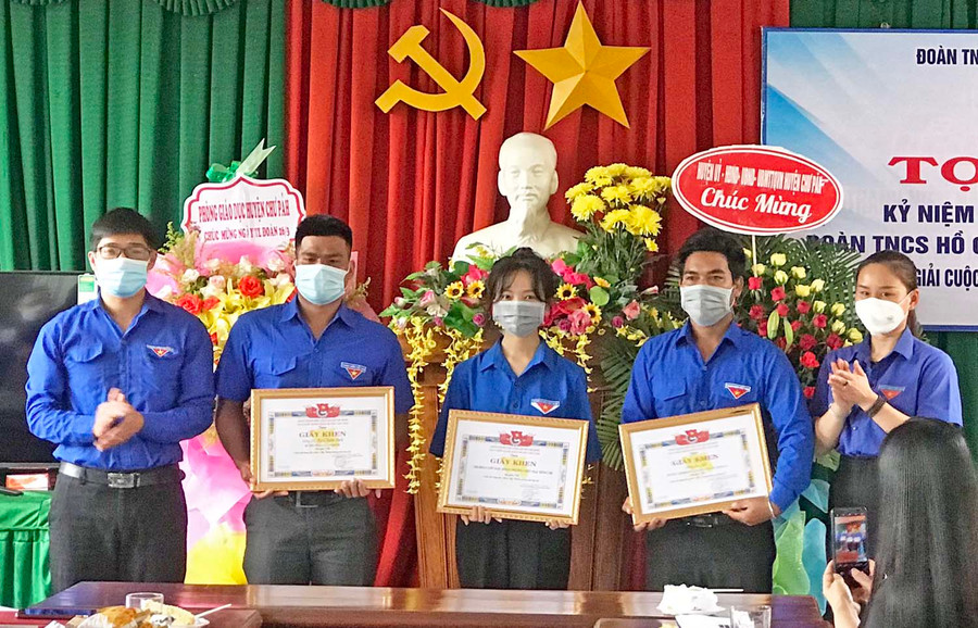 Ban tổ chức trao giải nhì cho các đơn vị. Ảnh: Minh Nhật