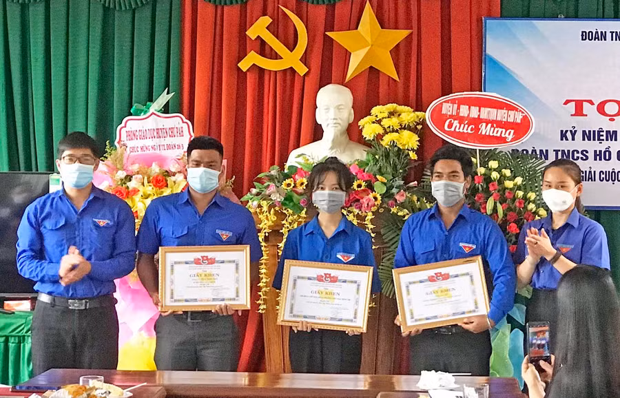 Ban tổ chức trao giải nhì cho các đơn vị. Ảnh: Minh Nhật