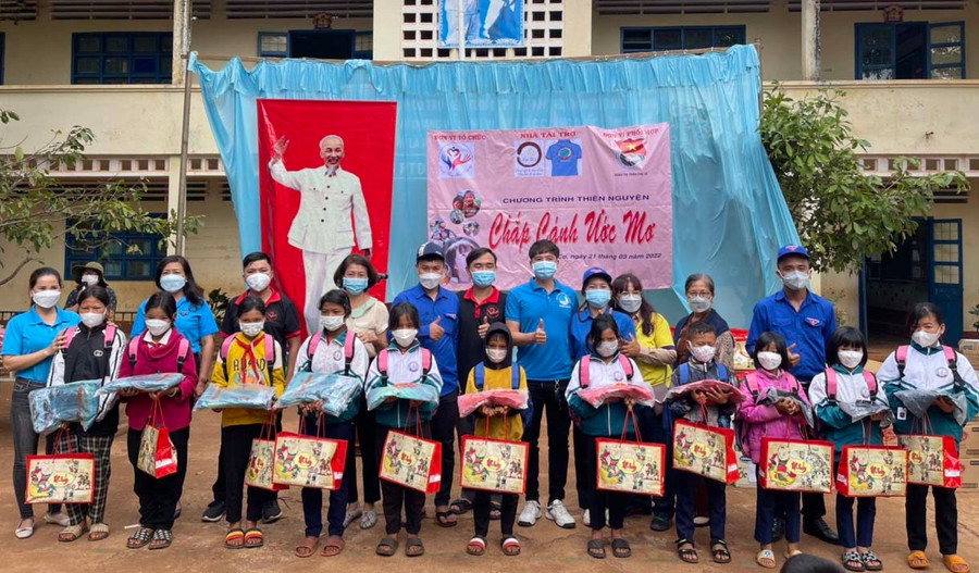Các nhóm từ thiện trao tặng quà cho trẻ em xã Ia Lang. Ảnh: Thiên Di