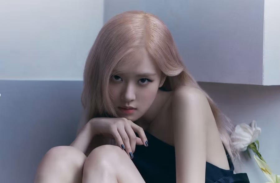 Đáng chú ý, thân hình quyến rũ và vòng eo con kiến luôn giúp Rosé “cân” được mọi loại trang phục từ sexy, cá tính đến rườm rà và đôi khi có phần kỳ quặc. Thậm chí, gà cưng nhà YG còn giúp các thiết kế của một thương hiệu thời trang đường phố bình thường trở nên sang chảnh hơn nhờ phong thái cuốn hút của mình khi quảng cáo cho nhãn hàng này. Ảnh: Instagram NV 