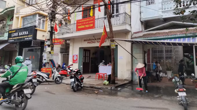  Trạm trưởng Y tế lưu động phường Trại Cau bị buộc thôi việc vì nhận 1,5 triệu mới cho F0 chuyển viện