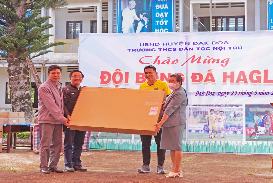 CLB bóng đá HAGL tặng 10 tivi cho Trường THCS Dân tộc nội trú huyện Đak Đoa. Ảnh: Nguyễn Tú
