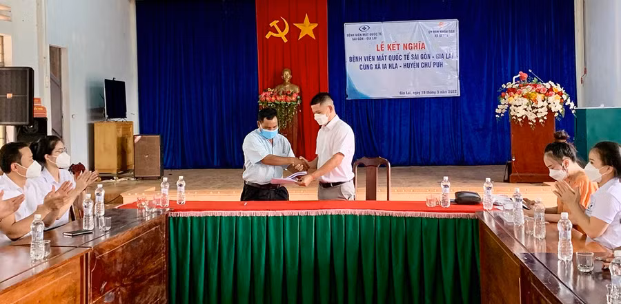 Đại diện Bệnh viện Mắt Quốc tế Sài Gòn-Gia Lai và xã Ia Hla đã ký kết Biên bản ghi nhớ hợp tác. Ảnh: Như Nguyện