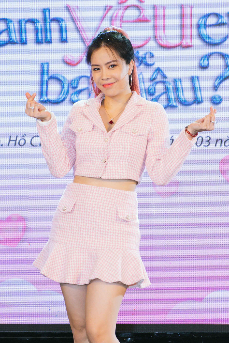 Vũ Ngọc Ánh là một cái tên quen thuộc trong các bộ phim truyền hình. Nữ diễn viên gây ấn tượng với phong cách thời trang trẻ trung và mái tóc hồng lạ mắt khi xuất hiện tại buổi lễ ra mắt. Ảnh: ĐPCC