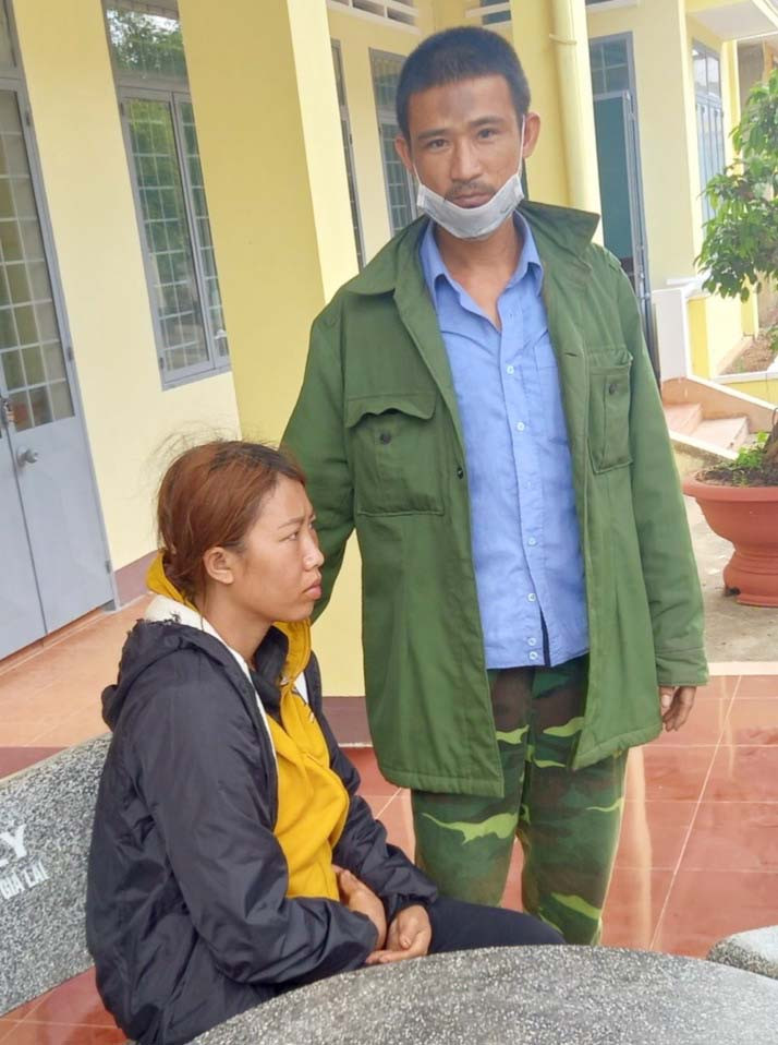 Anh Phạm Đình Diệu đến Công an xã Đak Yă (huyện Mang Yang) để đưa vợ về nhà an toàn. Ảnh: Thúy Trinh