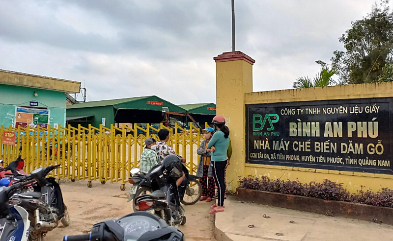 Người dân tập trung trước cổng nhà máy để theo dõi vụ việc. Người dân tập trung trước cổng nhà máy để theo dõi vụ việc.