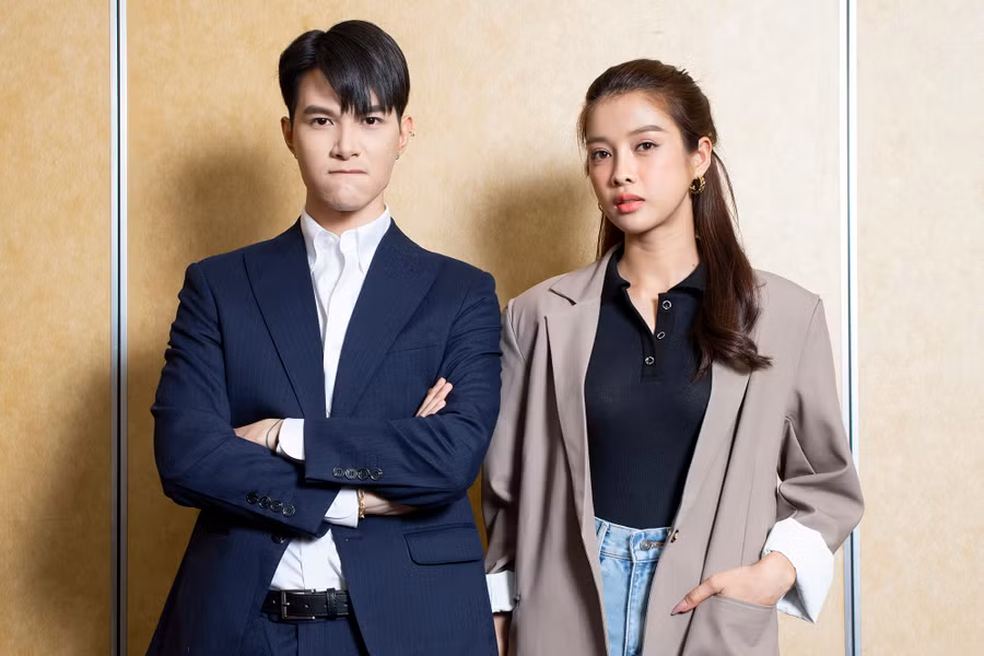 Để khắc phục điều này, Trình Mỹ Duyên phải đọc kịch bản nhiều lần, trao đổi với các diễn viên đi trước để học hỏi kinh nghiệm. Đồng thời, cô còn xem thêm những bộ phim tình cảm công sở để thể hiện tốt nhân vật của mình. Ảnh: ĐPCC