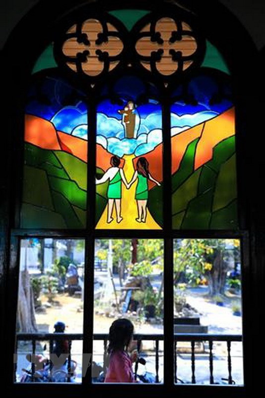 Thánh đường có nhiều khung cửa kính màu vẽ các điển tích trong kinh thánh, có tác dụng lấy ánh sáng vừa tạo thêm vẻ rực rỡ, tráng lệ cho giáo đường. Ảnh: Thành Đạt/TTXVN