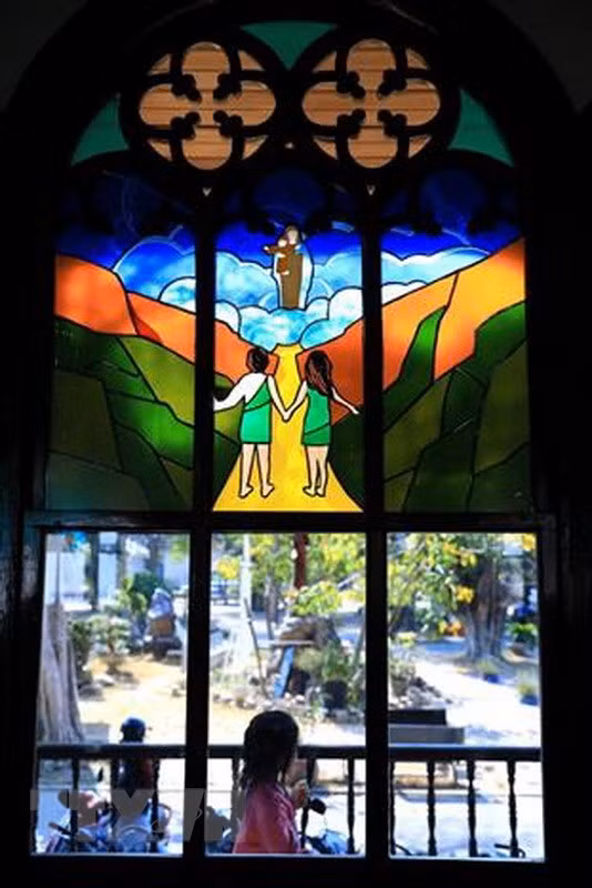 Thánh đường có nhiều khung cửa kính màu vẽ các điển tích trong kinh thánh, có tác dụng lấy ánh sáng vừa tạo thêm vẻ rực rỡ, tráng lệ cho giáo đường. Ảnh: Thành Đạt/TTXVN