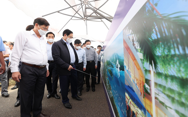 Thủ tướng nghe báo cáo về phương án phát triển đô thị biển, khu du lịch trọng điểm trong khu vực, quy hoạch Khu kinh tế Vân Phong.