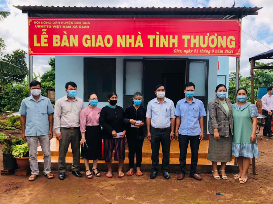 Bàn giao nhà tình thương cho hộ nghèo tại xã Glar (huyện Đak Đoa). Ảnh: Thanh Nhật