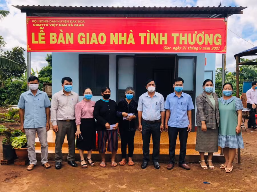 Bàn giao nhà tình thương cho hộ nghèo tại xã Glar (huyện Đak Đoa). Ảnh: Thanh Nhật