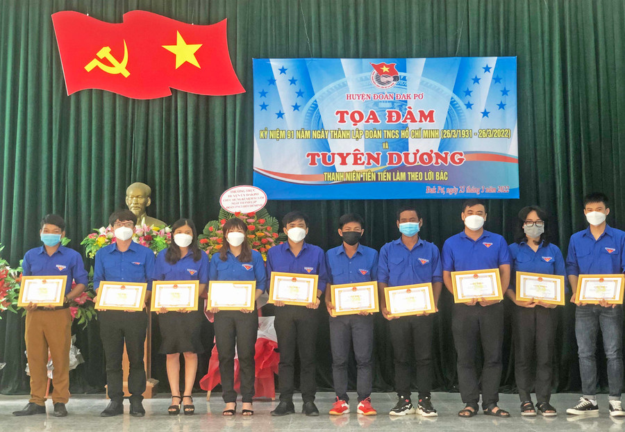 Trao giấy khen cho các thanh niên tiên tiến làm theo lời Bác. Ảnh: Lan Anh