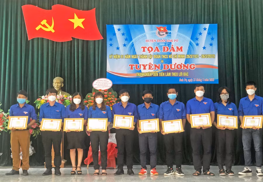 Trao giấy khen cho các thanh niên tiên tiến làm theo lời Bác. Ảnh: Lan Anh