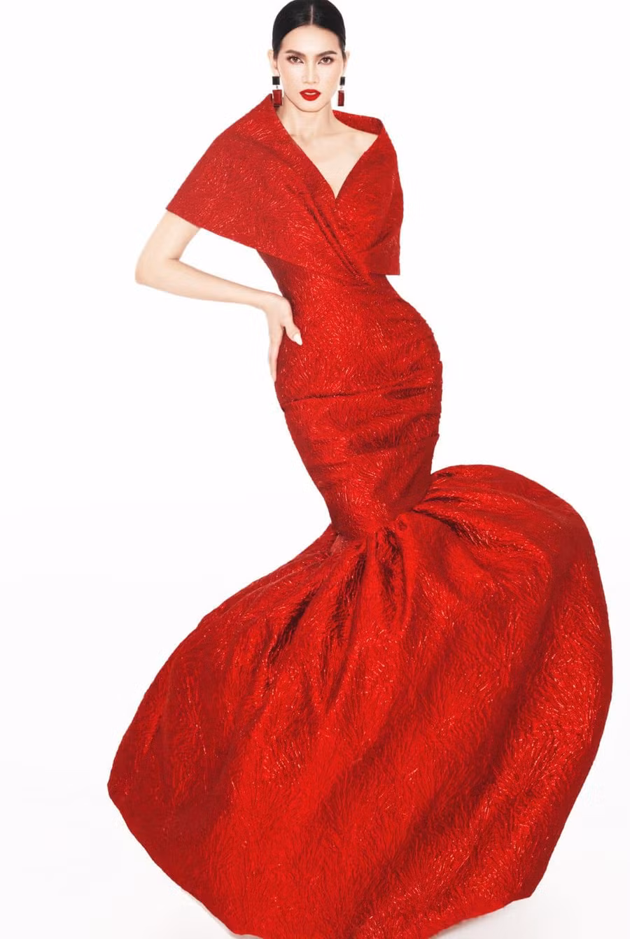 Nói về chuyện mặc gợi cảm ở tuổi 40, Anh Thư cho rằng trong thời trang, không có giới hạn nào cho tuổi tác. Do đó, nữ siêu mẫu không ngại làm mới mình và cho mọi người thấy nguồn năng lượng tích cực mà cô muốn truyền tải. Ảnh: Milor Trần