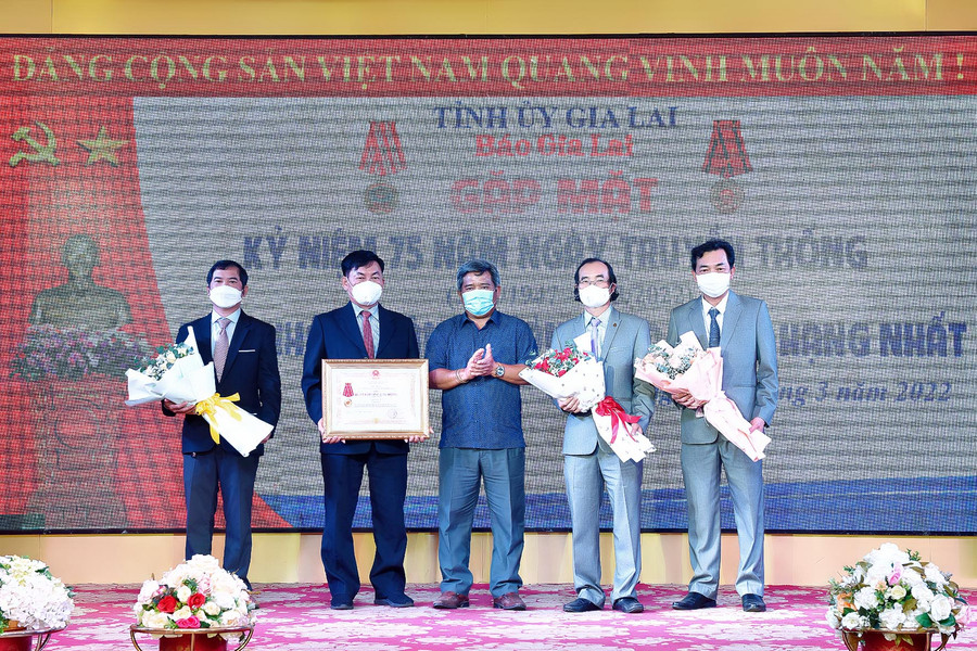 Thừa ủy quyền của Chủ tịch nước, Chủ tịch Ủy ban MTTQ Việt Nam tỉnh Hồ Văn Điềm trao Huân chương Lao động hạng nhất cho tập thể Báo Gia Lai. Ảnh: Đức Thụy Thừa ủy quyền của Chủ tịch nước, Chủ tịch Ủy ban MTTQ Việt Nam tỉnh Hồ Văn Điềm trao Huân chương Lao động hạng nhất cho tập thể Báo Gia Lai. Ảnh: Đức Thụy