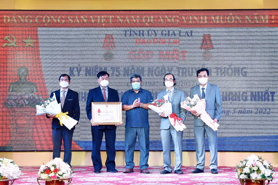 Thừa ủy quyền của Chủ tịch nước, Chủ tịch Ủy ban MTTQ Việt Nam tỉnh Hồ Văn Điềm trao Huân chương Lao động hạng nhất cho tập thể Báo Gia Lai. Ảnh: Đức Thụy