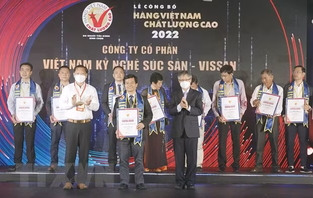 Đại diện các doanh nghiệp nhận chứng nhận Doanh nghiệp Hàng Việt Nam chất lượng cao năm 2022. Ảnh: Mỹ Phương/TTXVN