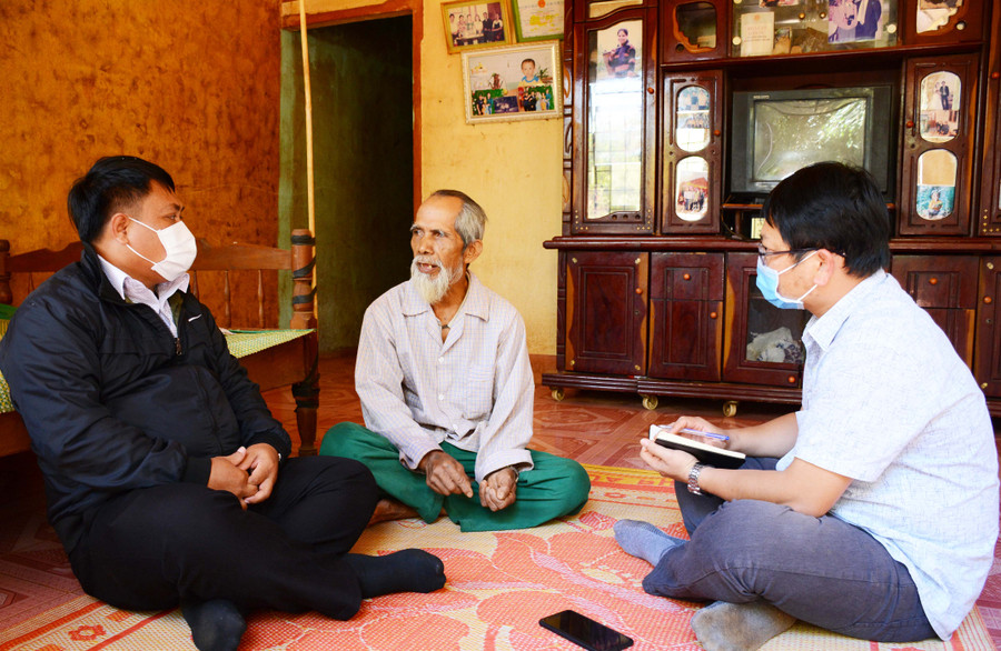 Già Rơ Châm Jú (ngồi giữa; xã Ia Ka, huyện Chư Păh) từng bị FULRO đe dọa đến tính mạng nhưng vẫn không chùn bước, tiếp tục vận động thanh niên trong làng không nghe theo lời kẻ xấu. Ảnh: Minh Nguyễn