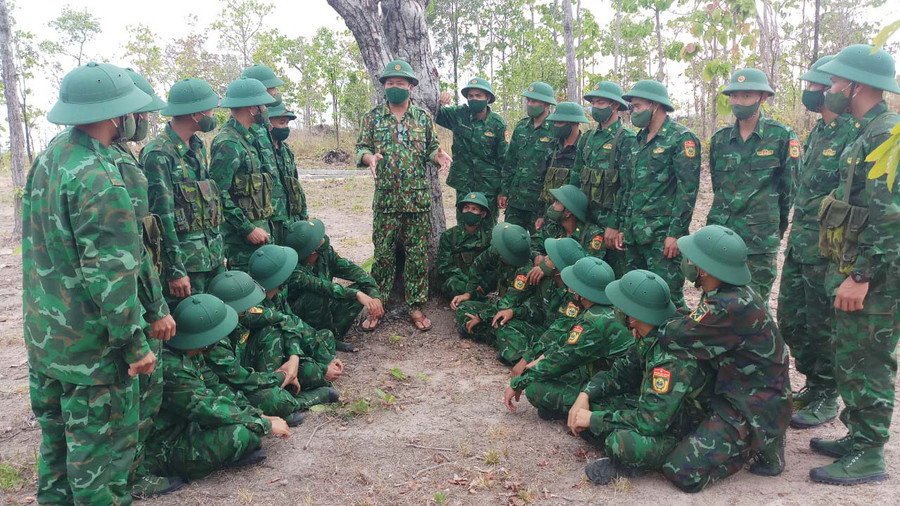 Chính trị viên Tiểu đoàn Huấn luyện-Cơ động đối thoại với cán bộ, chiến sĩ. Ảnh: Vĩnh Hoàng