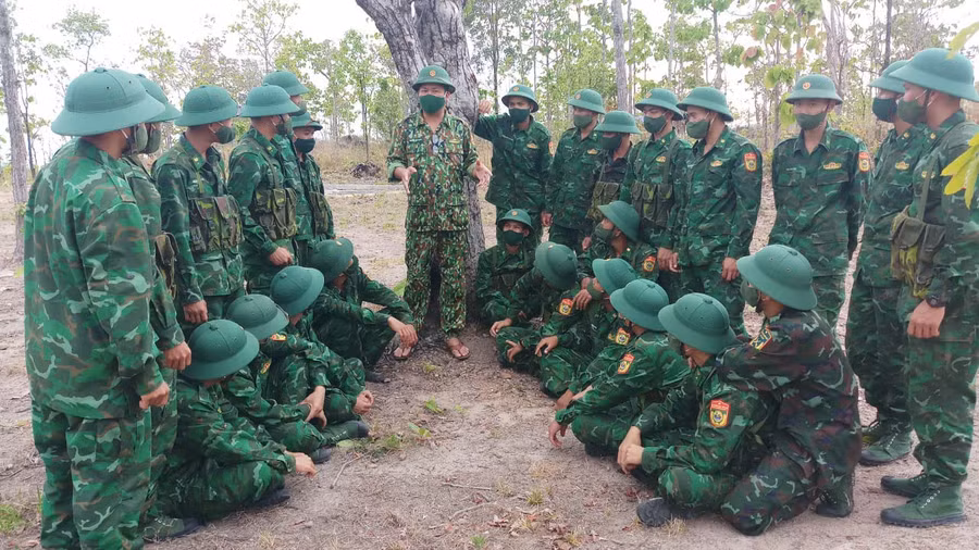 Chính trị viên Tiểu đoàn Huấn luyện-Cơ động đối thoại với cán bộ, chiến sĩ. Ảnh: Vĩnh Hoàng