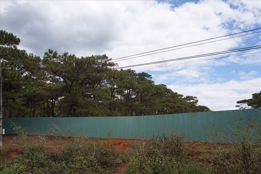 Rào chắn bên ngoài dự án. Ảnh T.T