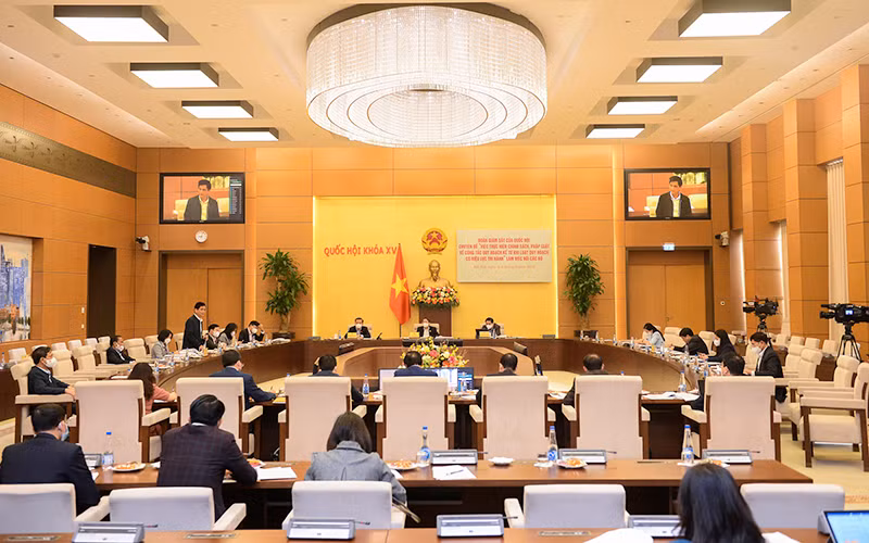 Đoàn giám sát của Quốc hội làm việc với Bộ Tài nguyên và Môi trường. Ảnh: quochoi.vn