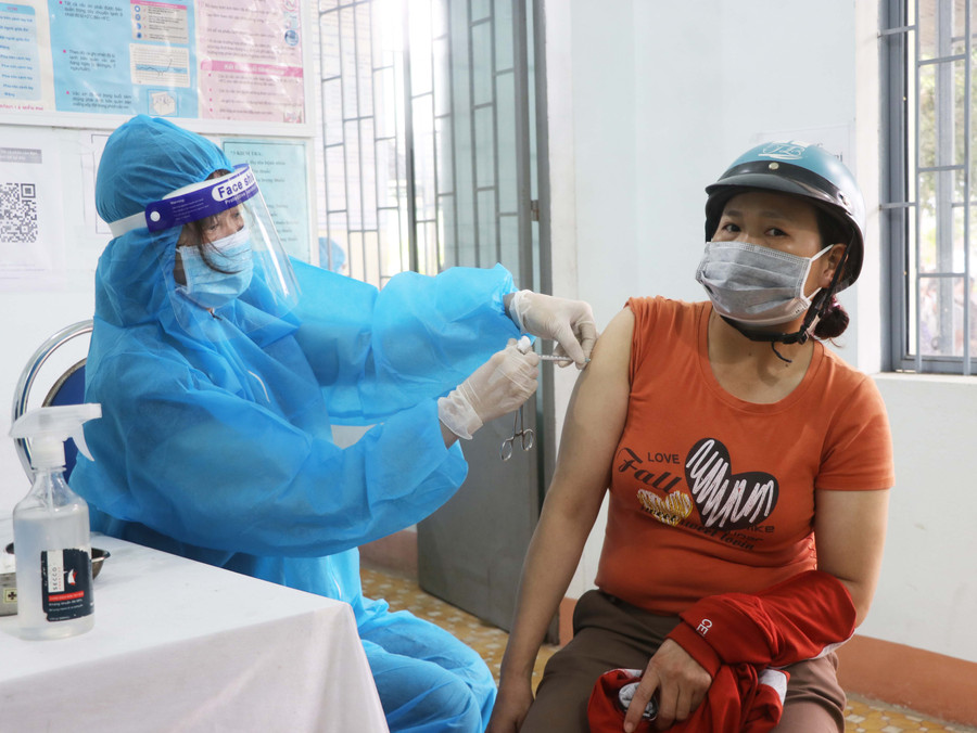 Nhân viên y tế tiêm vắc xin phòng Covid-19 cho người dân. Ảnh: Ngọc Minh