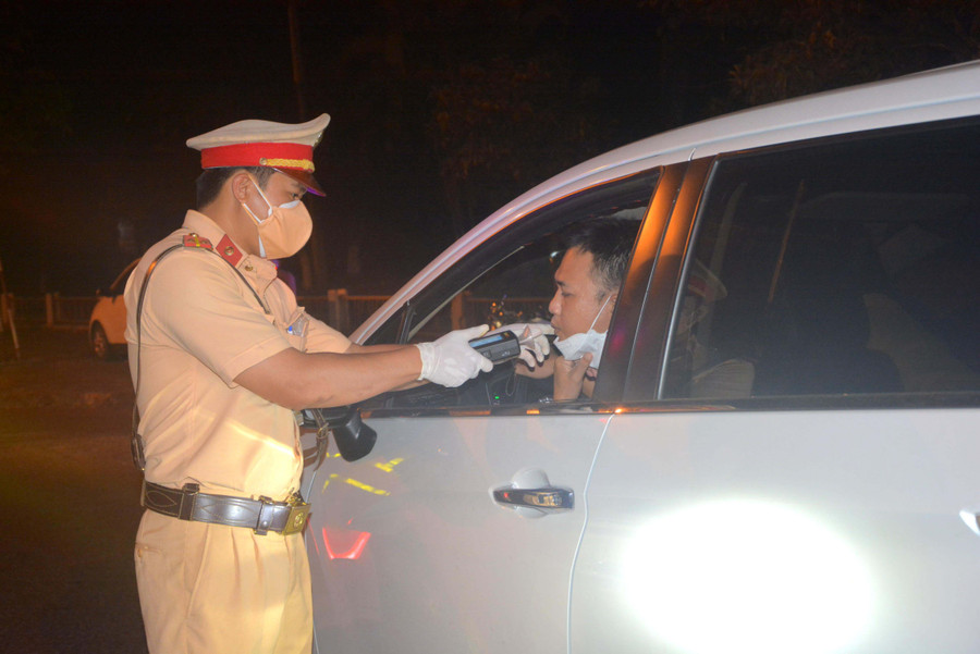 Tổ công tác Phòng Cảnh sát Giao thông (Công an tỉnh) kiểm tra nồng độ cồn đối với tài xế điều khiển xe ô tô. Ảnh: Hữu Trường