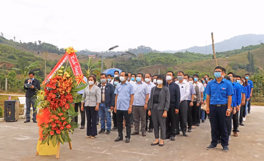 Nhân kỷ niệm 47 năm Ngày giải phóng tỉnh Gia Lai (17/3/1975-17/3/2022), Thường trực HĐND và UBND tỉnh tổ chức dâng hoa, dâng hương tại Nhà bia HĐND, UBND cách mạng tỉnh. Ảnh: Ngọc Minh