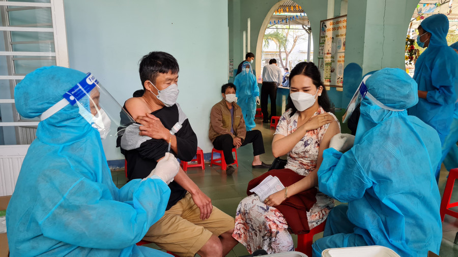 Tiêm vắc xin phòng Covid-19 cho người dân tại điểm tiêm Trường Mầm non Sao Mai (phường Yên Đổ, TP. Pleiku). Ảnh: Bá Bính