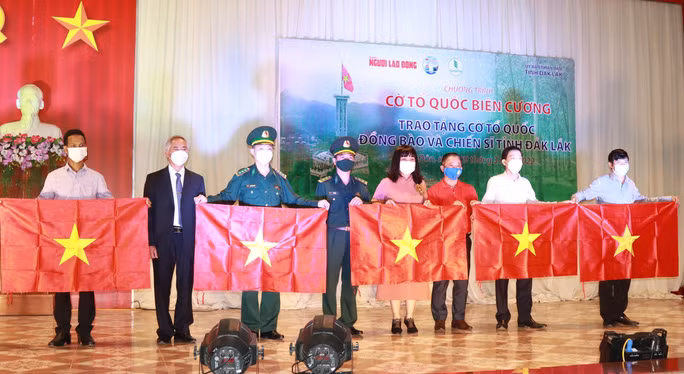 Báo Người Lao Động trao tặng 10.000 lá cờ Tổ quốc cho đồng bào, chiến sĩ tỉnh Đắk Lắk