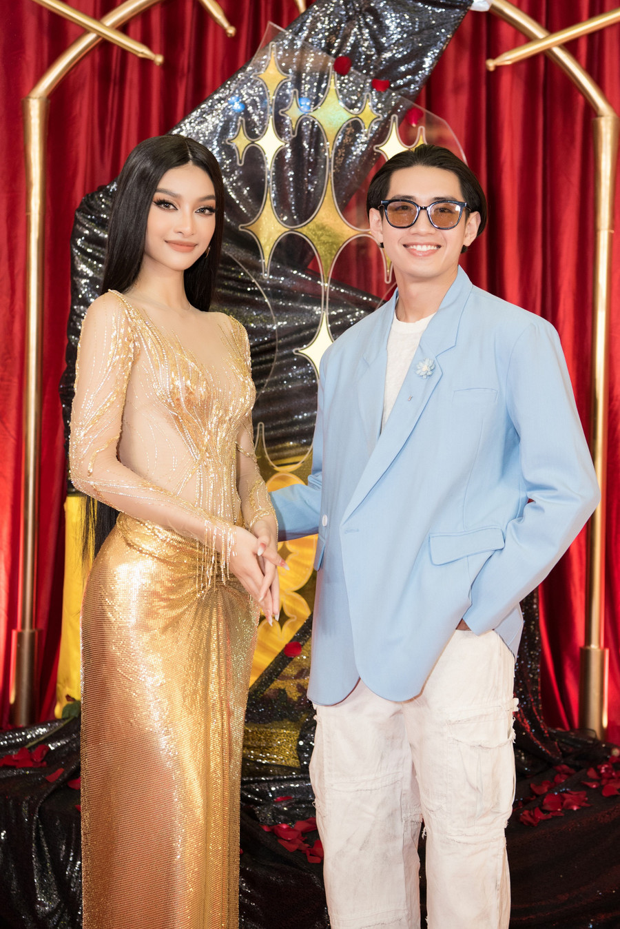 Bên cạnh dàn hoa hậu, á hậu, Kiều Loan còn nhận được sự hỗ trợ của vũ công Quang Đăng. Chân dài gốc Đà Nẵng cho biết nam vũ công đã dành rất nhiều thời gian để giúp cô có được những màn vũ đạo đẹp mắt trong MV lần này. Ảnh: BTC Bên cạnh dàn hoa hậu, á hậu, Kiều Loan còn nhận được sự hỗ trợ của vũ công Quang Đăng. Chân dài gốc Đà Nẵng cho biết nam vũ công đã dành rất nhiều thời gian để giúp cô có được những màn vũ đạo đẹp mắt trong MV lần này. Ảnh: BTC