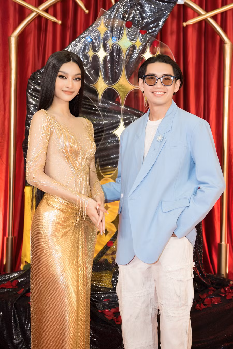 Bên cạnh dàn hoa hậu, á hậu, Kiều Loan còn nhận được sự hỗ trợ của vũ công Quang Đăng. Chân dài gốc Đà Nẵng cho biết nam vũ công đã dành rất nhiều thời gian để giúp cô có được những màn vũ đạo đẹp mắt trong MV lần này. Ảnh: BTC