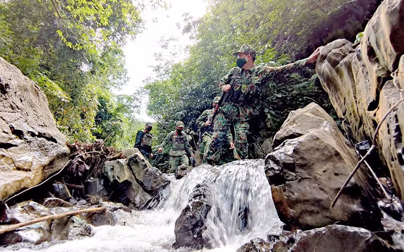 Cán bộ, chiến sĩ Ðồn Biên phòng Nậm Cắn (Nghệ An) tuần tra hưởng ứng Chương trình “Tháng Ba biên giới”. 
