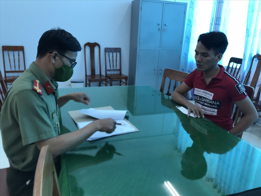 Thanh niên mua sim rascc, tạo facebook để rao bán kit test COVID-19 chiếm đoạt tài sản nhiều người. Ảnh: Công an Thanh niên mua sim rascc, tạo facebook để rao bán kit tets COVID-19 chiếm đoạt tài sản nhiều người. Ảnh: Công an