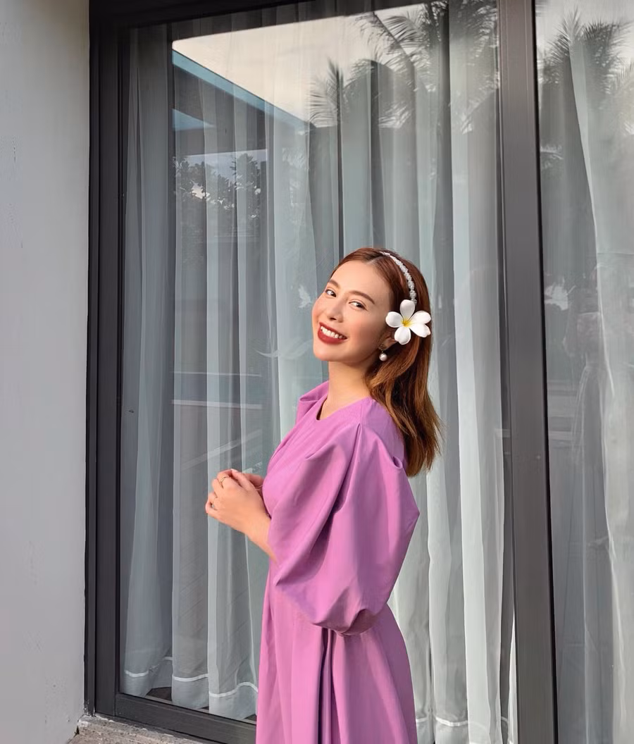 Một style thời trang ngọt ngào, lãng mạn với gam màu tím hot trend được Hồng Anh 