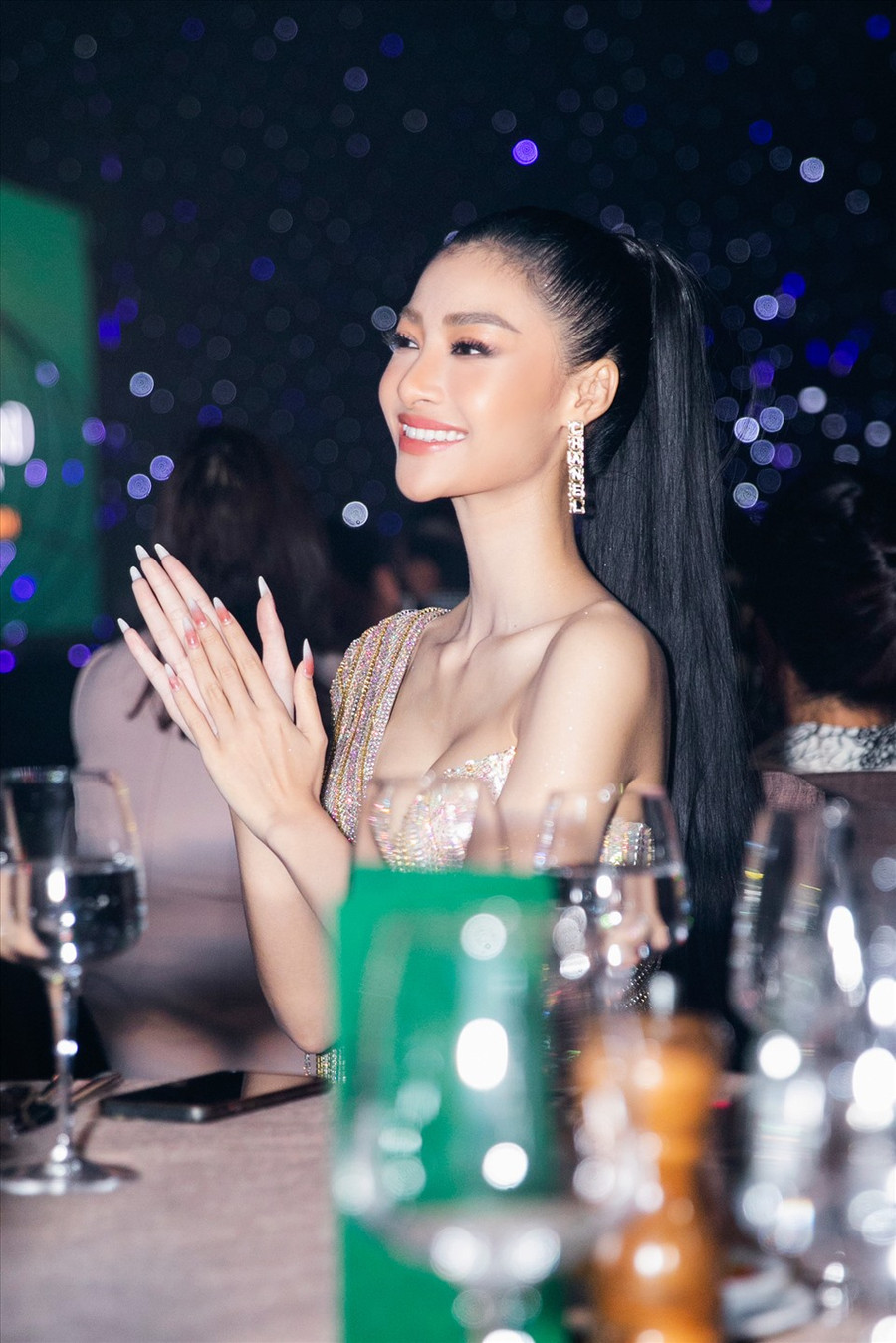 “Đụng hàng” kiểu tóc với Hoa hậu Đỗ Hà, Á hậu Kiều Loan đầy thần thái trên thảm đỏ. Được biết, cô sẽ debut chính thức theo đuổi con đường âm nhạc với MV “Thích hay là yêu còn chưa biết” được ra mắt vào 20h ngày 10.3.