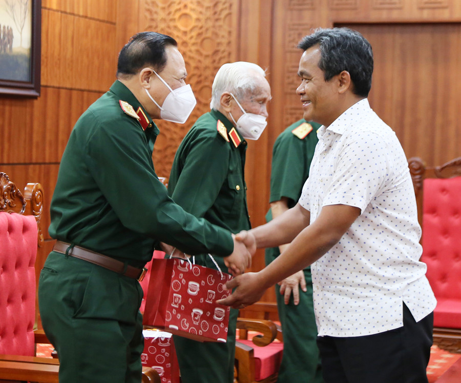 Bí thư Tỉnh ủy Hồ Văn Niên gửi tặng phần quà đến thành viên đoàn công tác của Ban liên lạc Mặt trận Tây Nguyên (B3)-Quân đoàn 3. Ảnh: Phương Linh Bí thư Tỉnh ủy Hồ Văn Niên gửi tặng phần quà đến thành viên đoàn công tác của Ban liên lạc Mặt trận Tây Nguyên (B3)-Quân đoàn 3-Ảnh Phương Linh