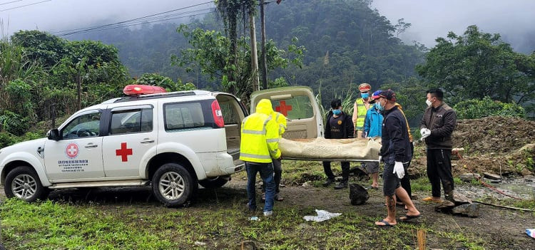 Lực lượng chức năng đưa người bị thương đi cấp cứu. Ảnh: C.T.V