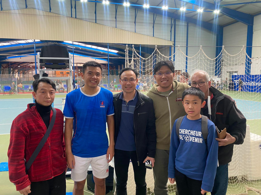  Lý Hoàng Nam chụp hình với người hâm mộ sau khi giành vé vào chung kết. Ảnh: FARUK