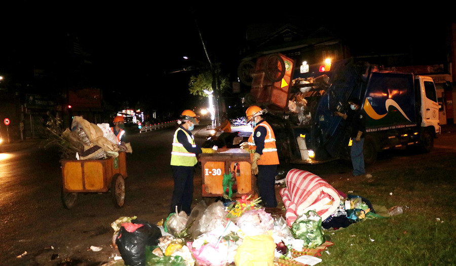 Ủy ban nhân dân TP. Pleiku yêu cầu các ban, ngành, địa phương tập trung tuyên truyền, vận động người dân tập kết rác đúng thời gian địa điểm. Ảnh: Hồng Thương Ủy ban nhân dân TP. Pleiku yêu cầu các ban, ngành, địa phương tập trung tuyên truyền, vận động người dân tập kết rác đúng thời gian địa điểm. Ảnh: Hồng Thương