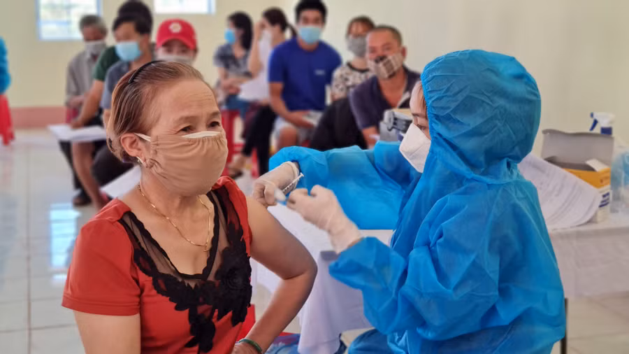 Nhân viên y tế tiêm vắc xin phòng Covid-19 cho người dân tại xã An Phú (TP. Pleiku). Ảnh: Bá Bính