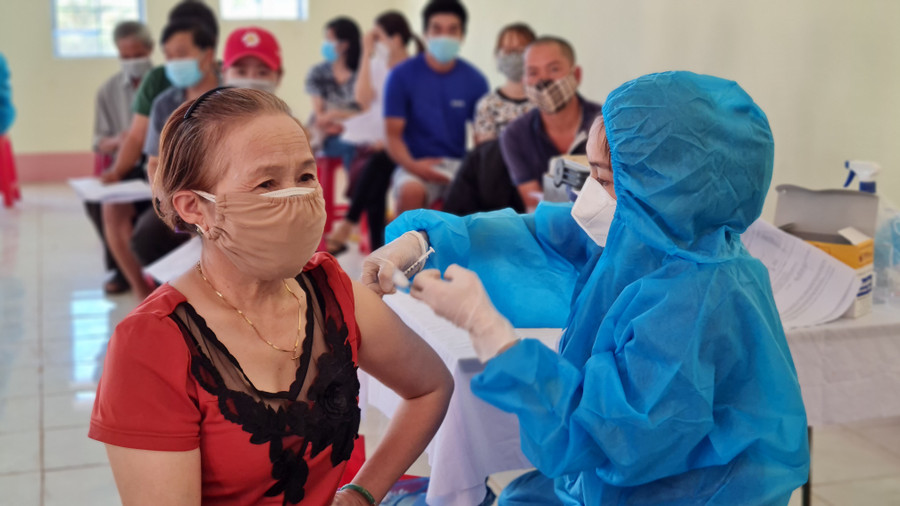 Nhân viên y tế tiêm vắc xin phòng Covid-19 cho người dân tại xã An Phú (TP. Pleiku). Ảnh: Bá Bính Nhân viên y tế tiêm vắc xin phòng Covid-19 cho người dân tại xã An Phú (TP. Pleiku). Ảnh: Bá Bính