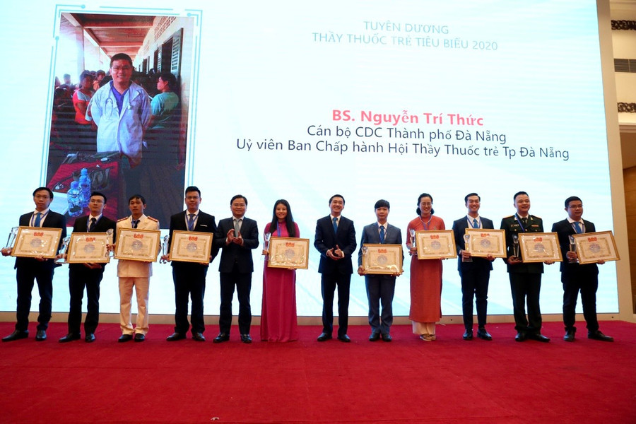 Các gương Thầy thuốc trẻ tiêu biểu năm 2020 nhận giải thưởng. Ảnh: BTC