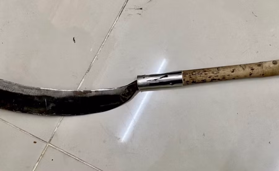 Công an thu hồi cây rựa. Ảnh: CACC