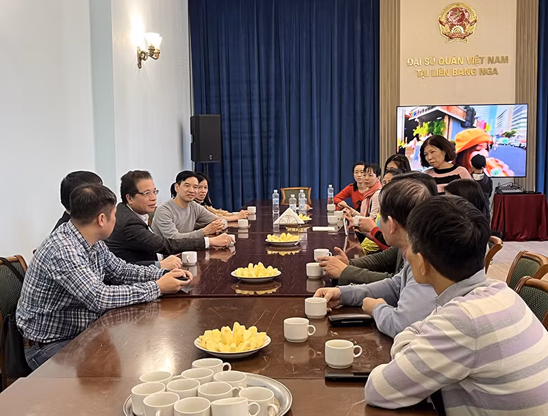 Đại sứ Đặng Minh Khôi (người mặc áo vestone đen) thăm hỏi tình hình bà con. 